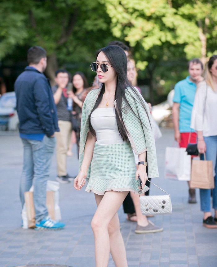 街拍：小姐姐厉害了！灰T恤搭牛仔裤穿在她身上也可以那么性感！