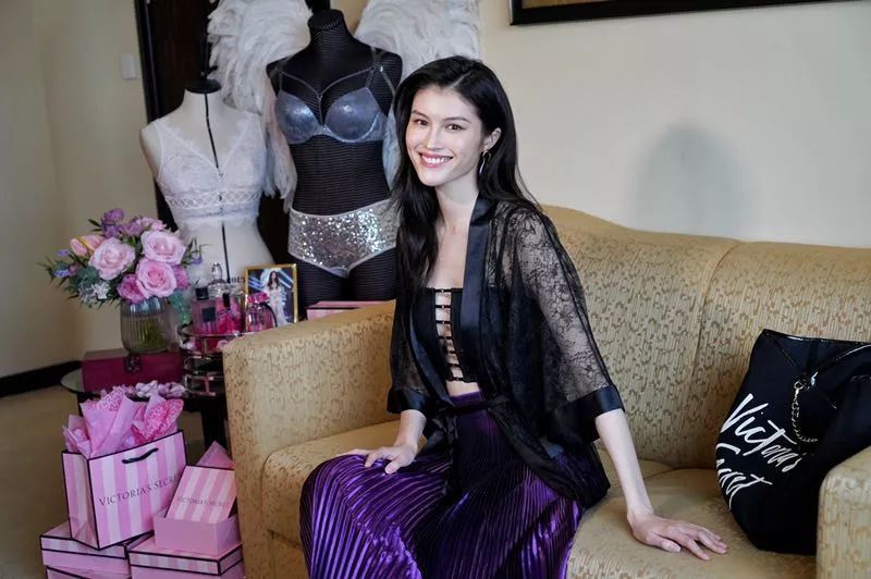 “维密天使”何穗下午在杭州被围观，原来那些传说是真的，肤白胸