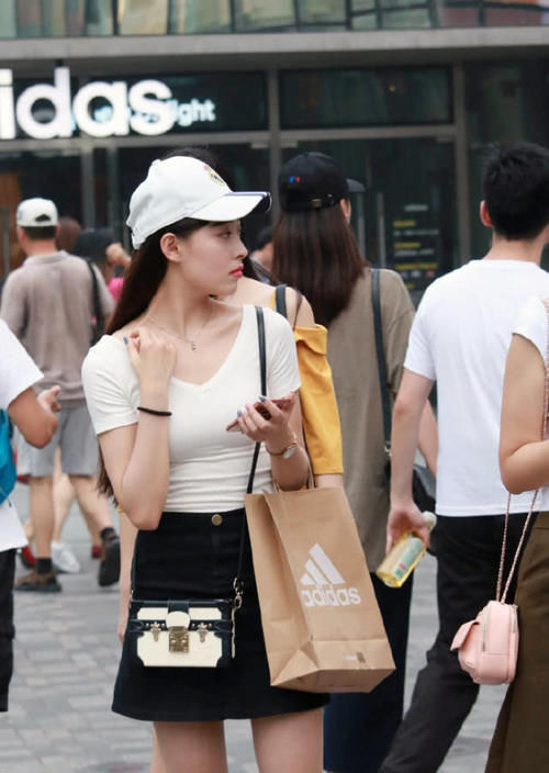 女孩子|街拍：白色T恤也能穿出女神范儿？小姐姐这身材女孩子看了都忍不住搭讪！