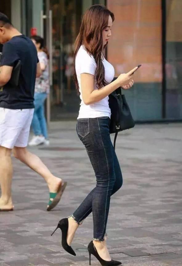 牛仔裤紧身大气，迷人小蛮腰尽显，让女人大方也迷人