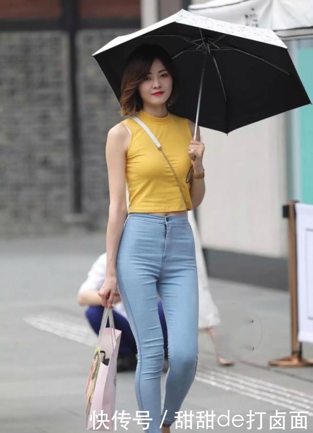  #优雅#亮黄色背心，修身牛仔裤，温柔大气，成为街上优雅动人的风景线！