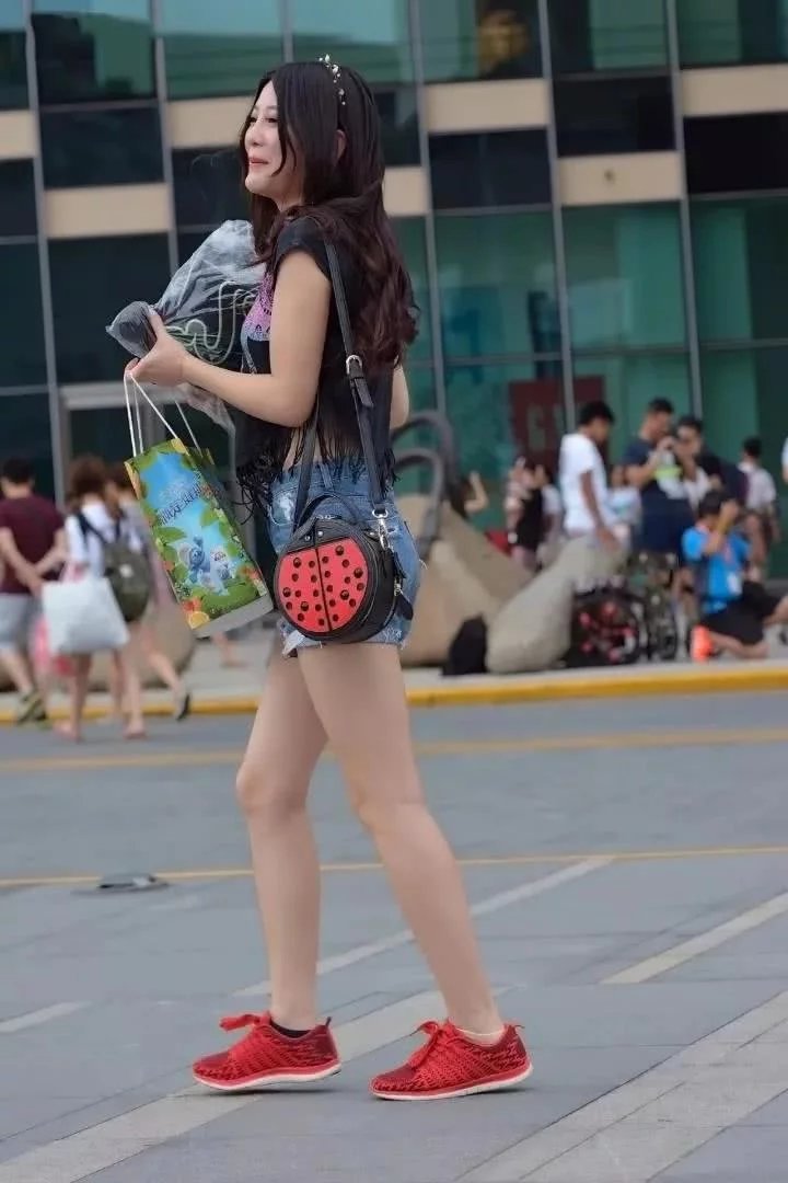 甜美小姐姐超短裤真的很好看，身材很好，十分迷人。