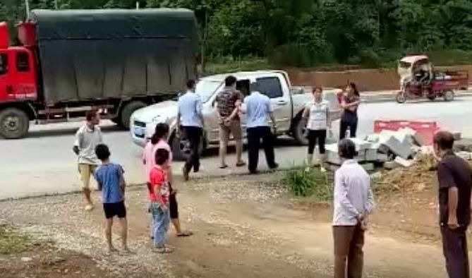 突发!桂林一男子抱小孩遭围殴?真相比你想的更可怕!