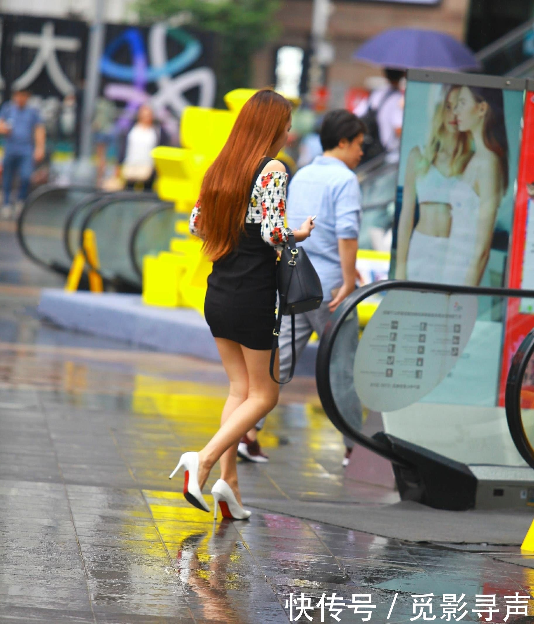 气质小姐姐一字肩抹胸搭配吊带包臀裙阳光活泼，举止优雅温柔甜美