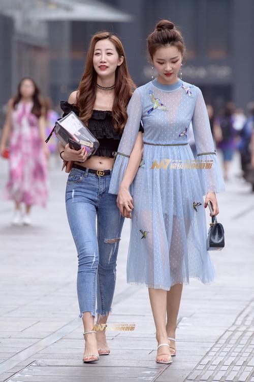 路人街拍，优雅的牛仔裤小姐姐，小露肚脐增加性感