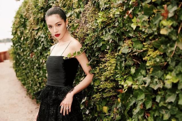 钟楚曦惊艳亮相威尼斯 时尚“黑”马高贵依旧