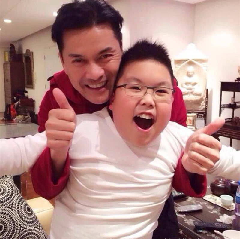 出道39年零绯闻,45岁迎来三婚,如今儿子的长相出卖了父母的颜值