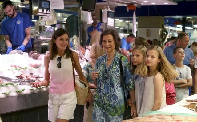 西班牙王室成员现身菜市场，婆媳二人亲密无间，两公主活泼可爱!