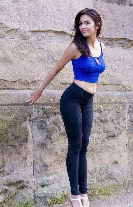 修身显瘦的打底裤，展现出精致的身材曲线，成为时尚美女的最爱！