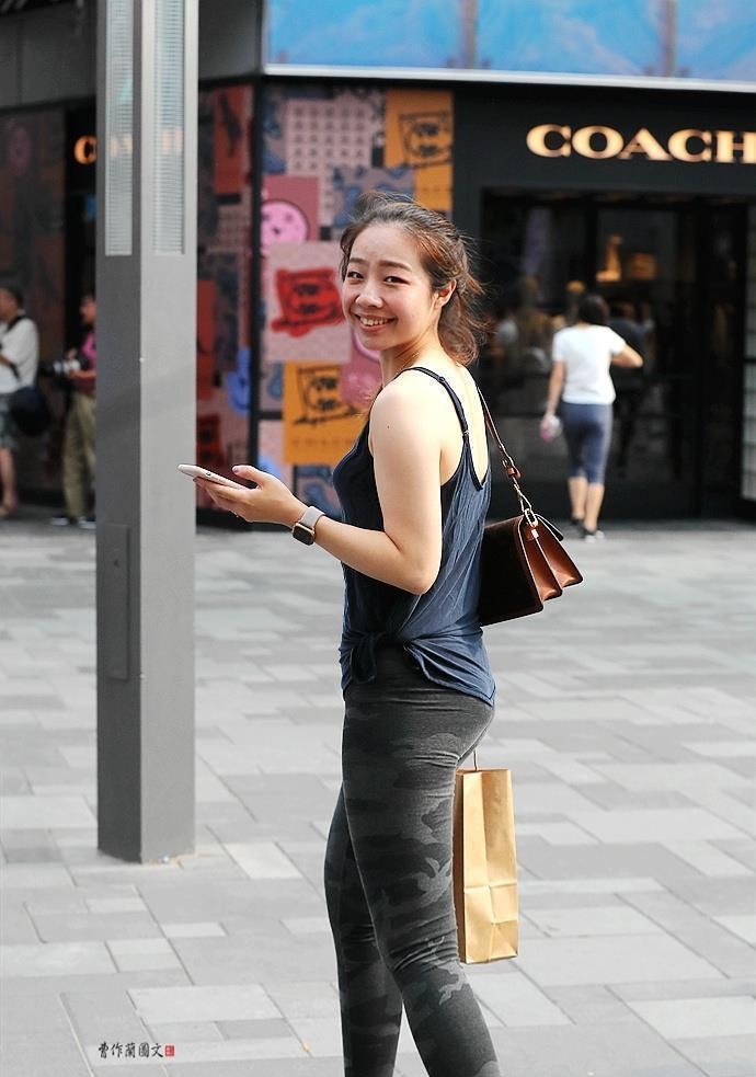 美女■街拍:穿出青春动感的瑜伽裤美女