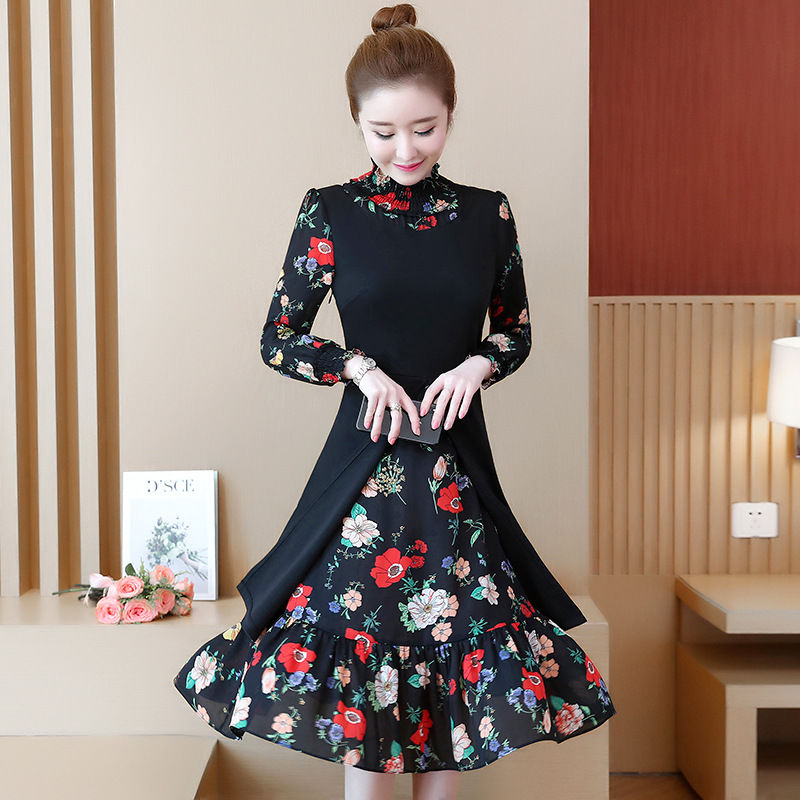 60后婆婆想要气质，压根不需穿旗袍，穿这时髦小黑裙，嫩的出众