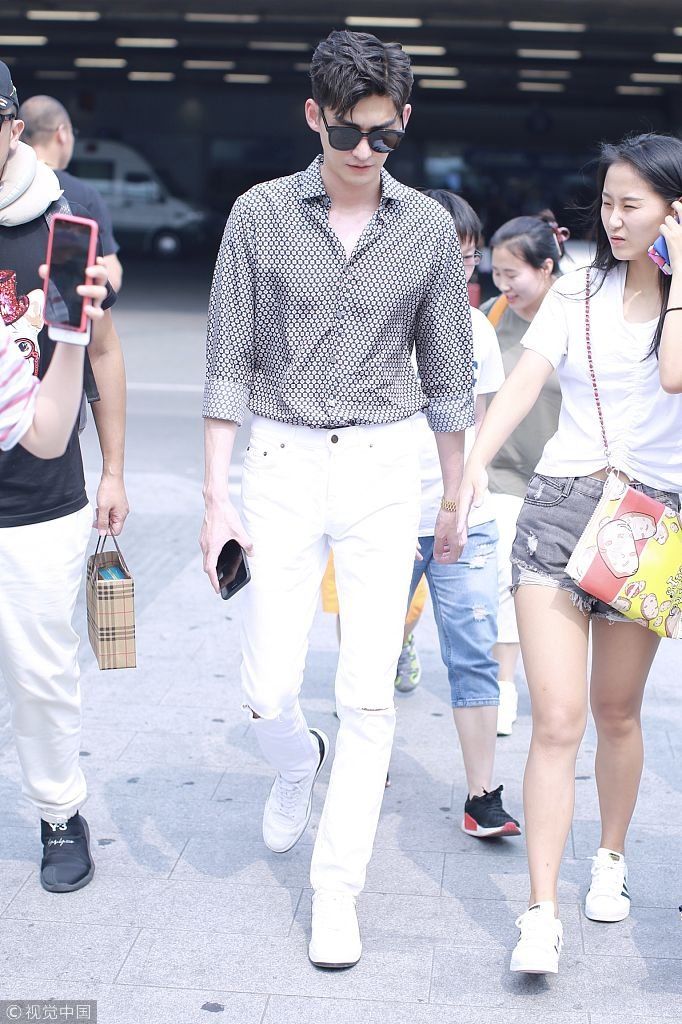 被演艺事业耽误的男模！张翰2米长腿完美驾驭白色长裤  戴墨镜低