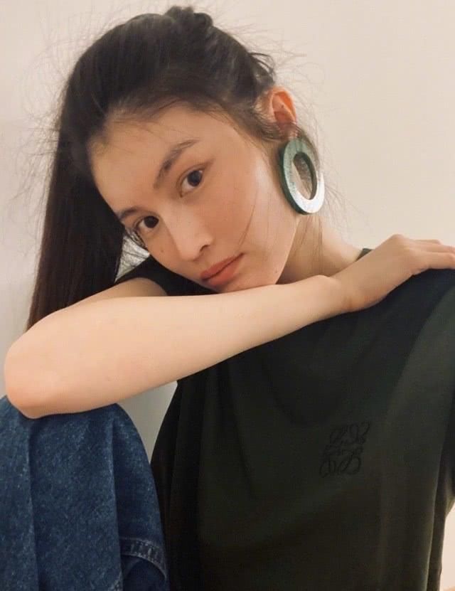  #超模#她22岁登上纽约时装周，今穿绿色T恤配“圆环”，素颜也很娇嫩