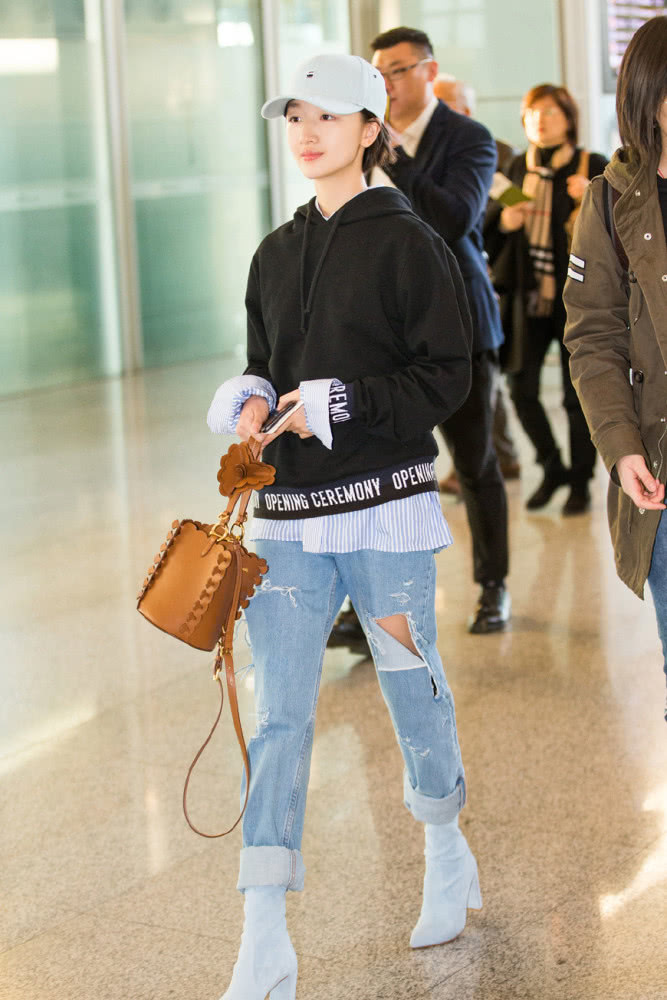 周冬雨身穿一袭红色连衣裙,尽显女神气质,网友:发型才是亮点