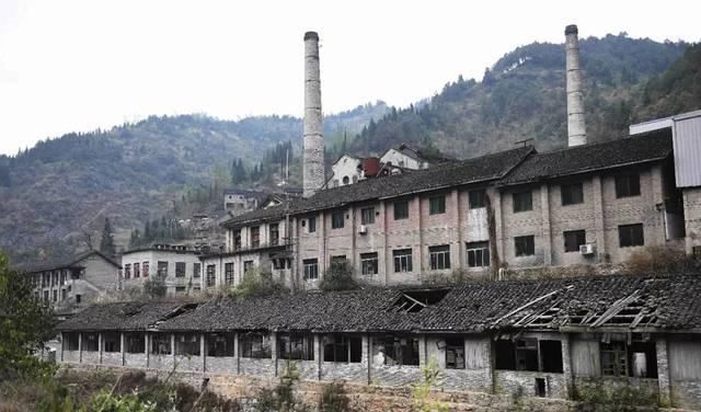 失落深山的汞矿遗址，曾经城里姑娘想嫁这里，小伙做梦都想进工厂