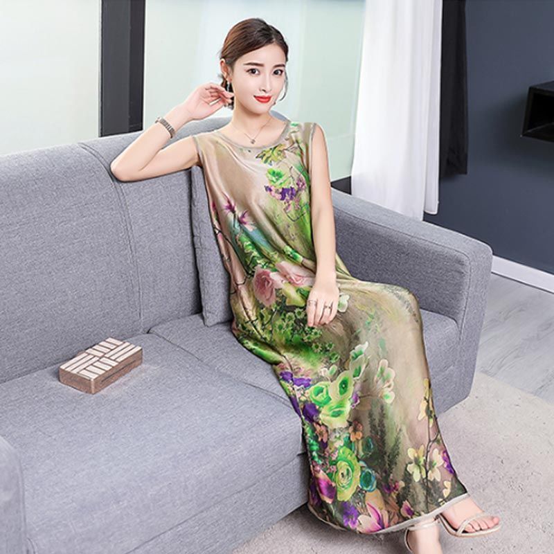 本以为蚕丝裙就够美了，没想到无袖裙更秀魅力，咋穿都得劲