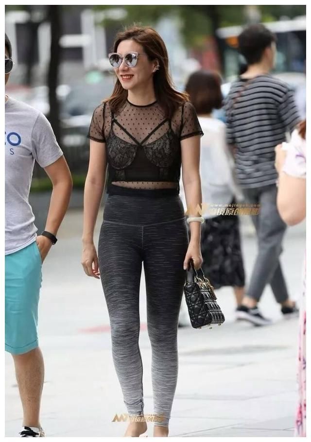 街拍：小姐姐穿瑜伽裤出街，身形完美至极，充满了运动活力