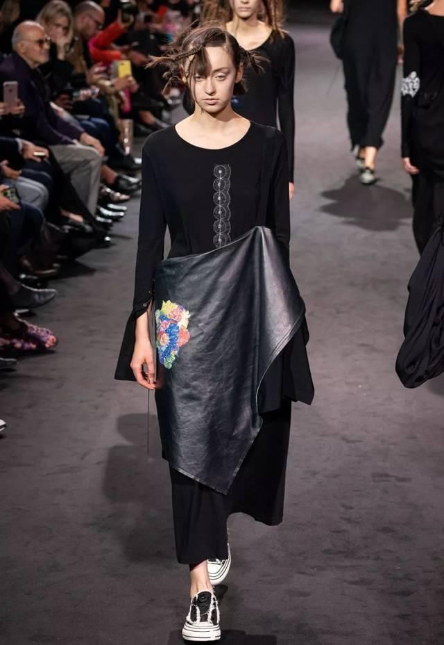  时装秀：Yohji Yamamoto 2020 春夏时装秀：山本耀司的黑色诗意想象