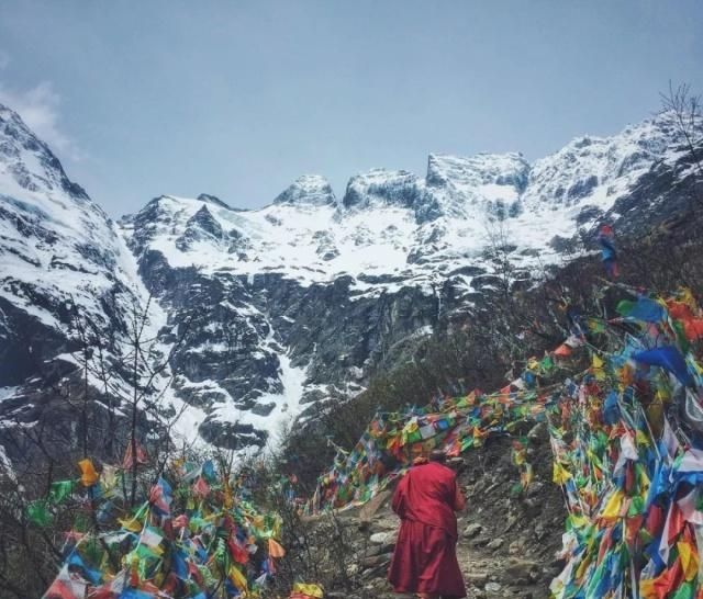 天堂向左，雨崩向右。不去天堂，就去雨崩