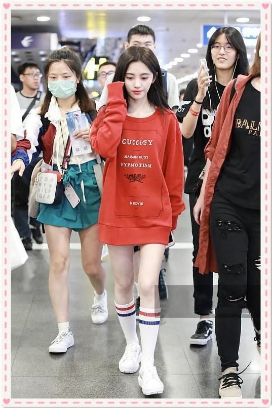 没鞠婧祎的气质别把卫衣当裙子穿,像沈梦辰这样穿成网红就尴尬了