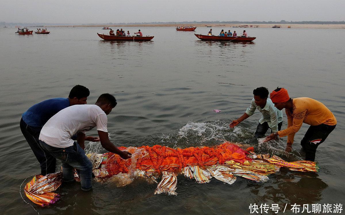 朋友在印度买了一条冰棍，却被导游丢进垃圾桶，导游：不要命了？