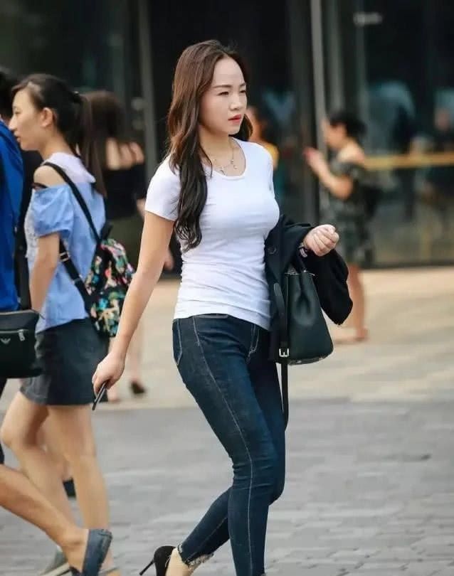 辣妈■美的刚刚好,这位“很多肉的辣妈”微胖身材穿上简单的T桖牛仔裤