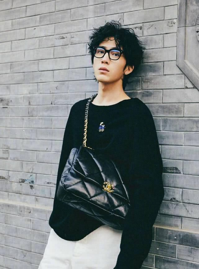 『充满』“香奈儿19手袋”，经典的包包男女皆宜，Chanel的魅力无人可挡