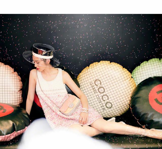 唐艺昕真厉害！透明鞋+小香风连衣裙，网友：一般人还真不敢穿