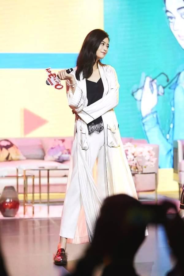 蒋欣亲身试验，微胖大胸妹纸怎么穿才是对的?!