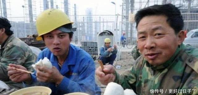  「餐馆」农民工”薪水“不高，为何却顿顿少不了酒真实原因太心