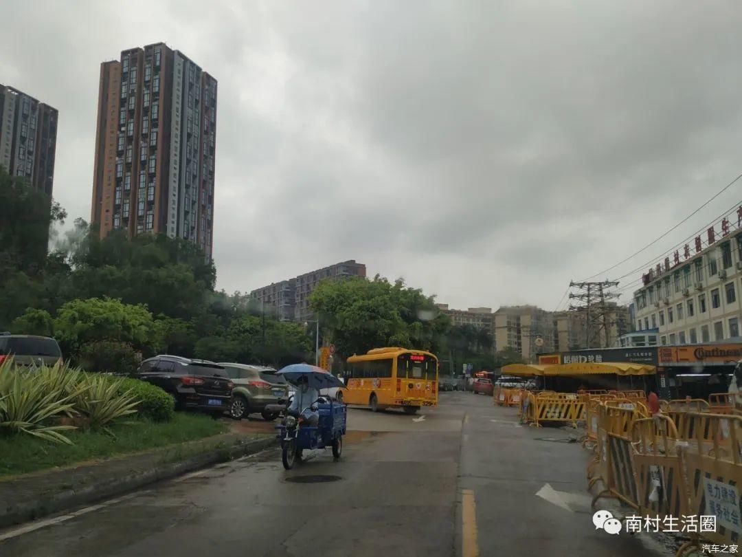 街坊■大华广场的三角路口变停车场！街坊抱怨：转角位挡住行车视线啦