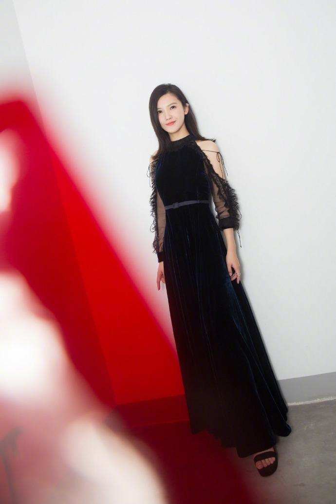 杨子姗为了秀腿! 短裤直接提到大腿根, 只见上身穿的那么臃肿!