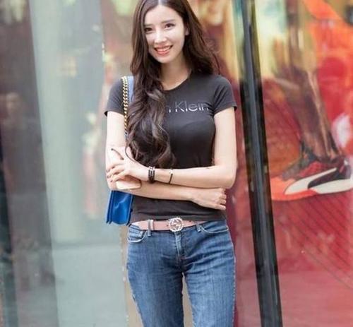 时尚装扮的牛仔裤美女，突显好身材，为女人添彩不少！