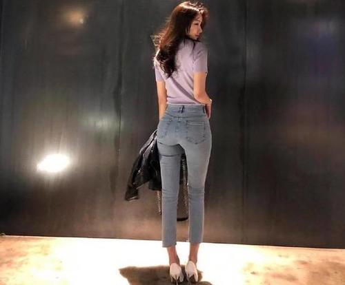 时尚街拍：漂亮女孩用牛仔裤简单搭配，秀出曼妙身材！