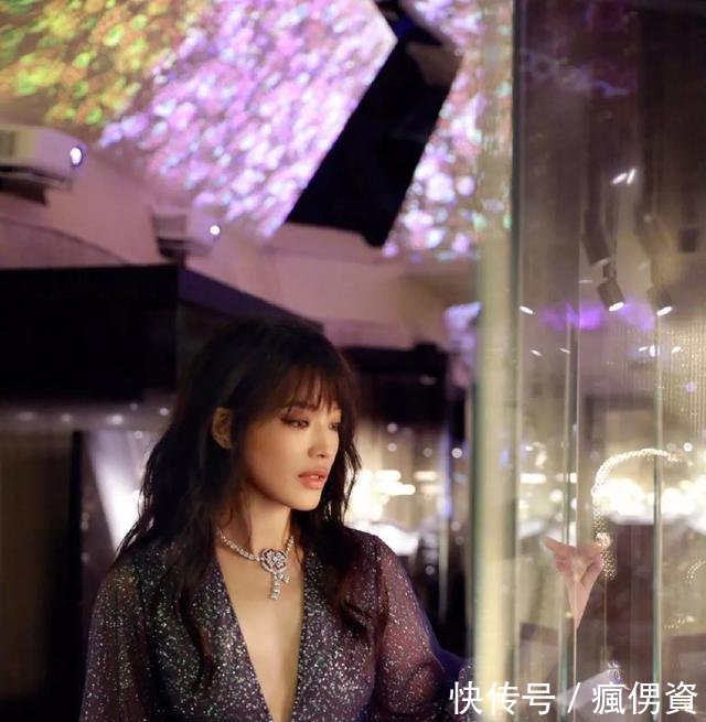42岁舒淇要逆天穿深V扎丸子头似少女，然而身穿星空裙才叫惊艳