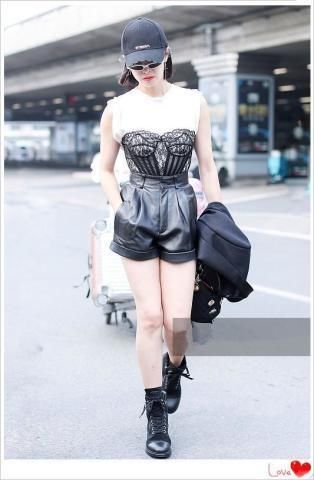 本以为霍思燕的内衣外穿够大胆的了，看到宋茜才知道什么叫疯狂！