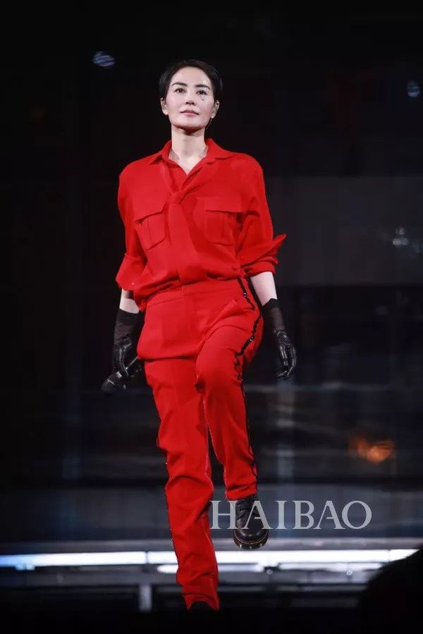 种草| 王菲又把工装连体裤穿火了，早秋抢占C位就靠它啦!