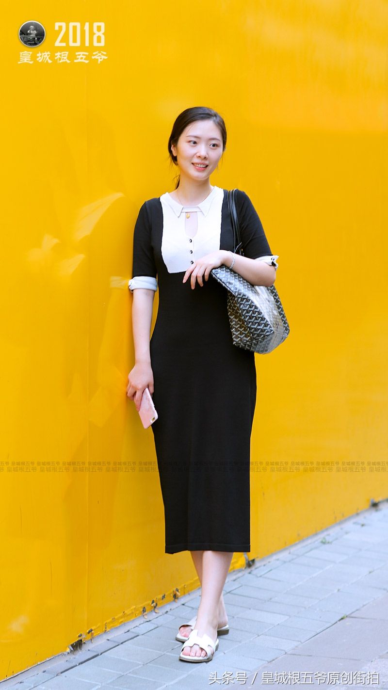 街拍:跟着三里屯潮拍美女来学日常淑女风穿搭