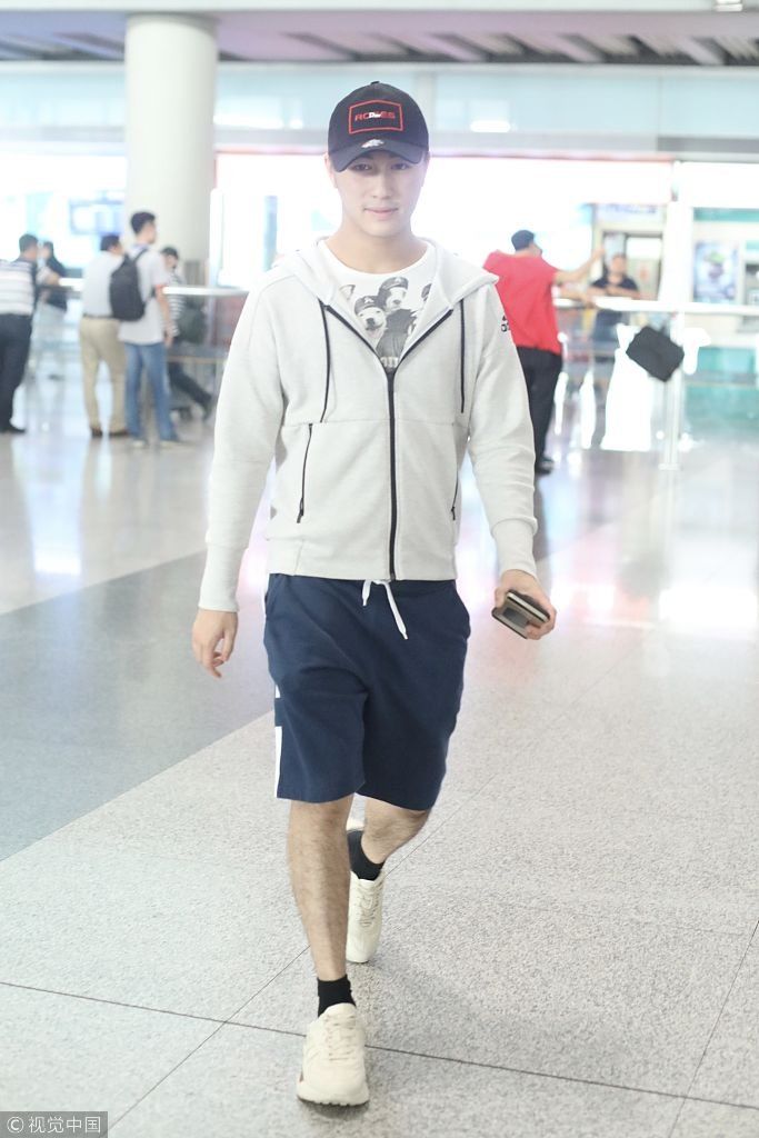 老套路！奚梦瑶与何猷君同机抵京分开走  瘦成“纸片人”大长腿吸