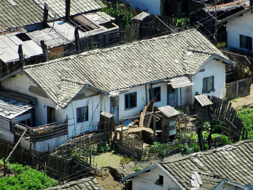  #房子#实拍朝鲜：朝鲜农村人住什么样的房子？