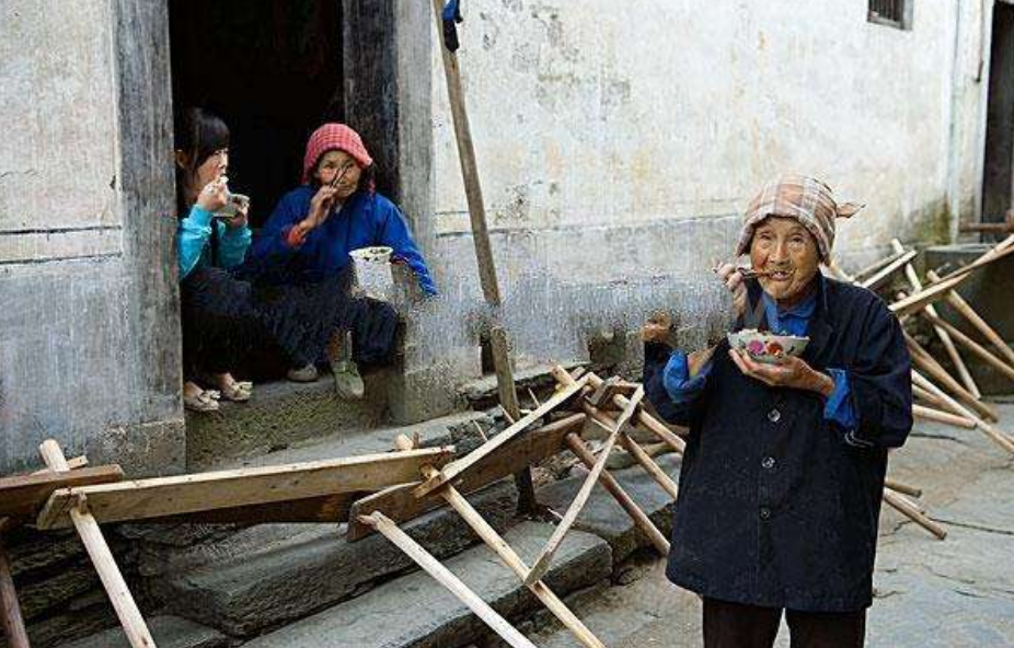 为什么农村人常端着饭碗蹲着吃饭？这3大原因，只有农民深有体会