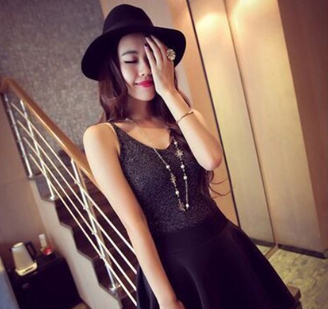 身材火辣的女人别穿打底衫，试试新出炉的紧身T恤，勾勒小蛮腰