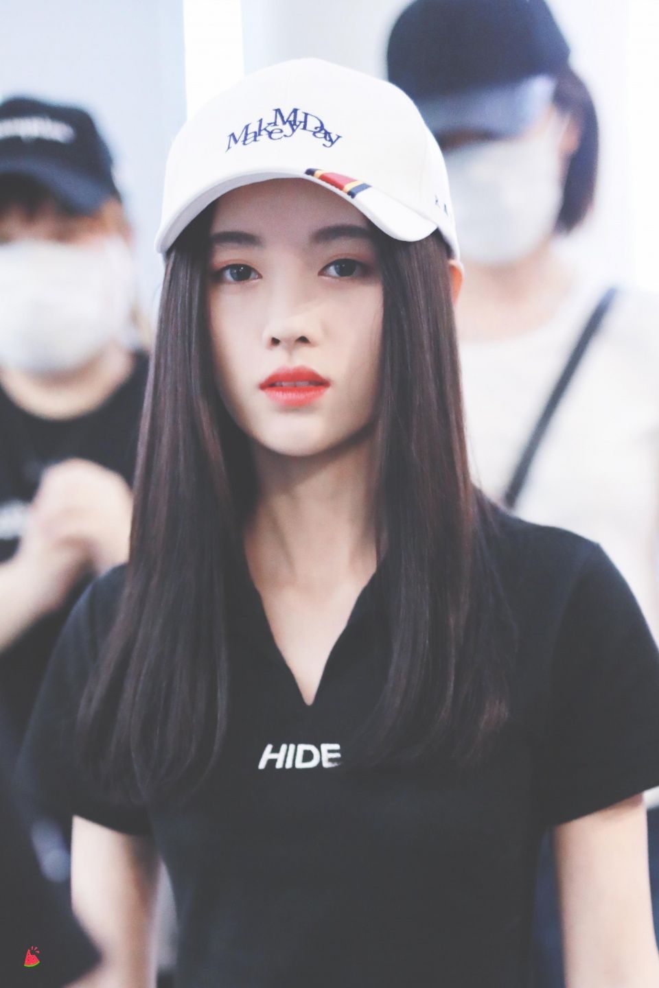 鞠婧祎一身黑色运动风现身机场，黑色的V领T恤衫，尽显青春气息