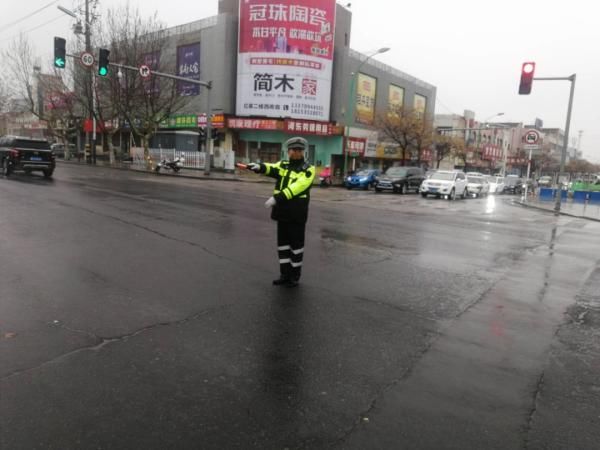  「坚守岗位」保畅通促安全！山东交警雨中执勤尽职责，坚守岗位保平安！