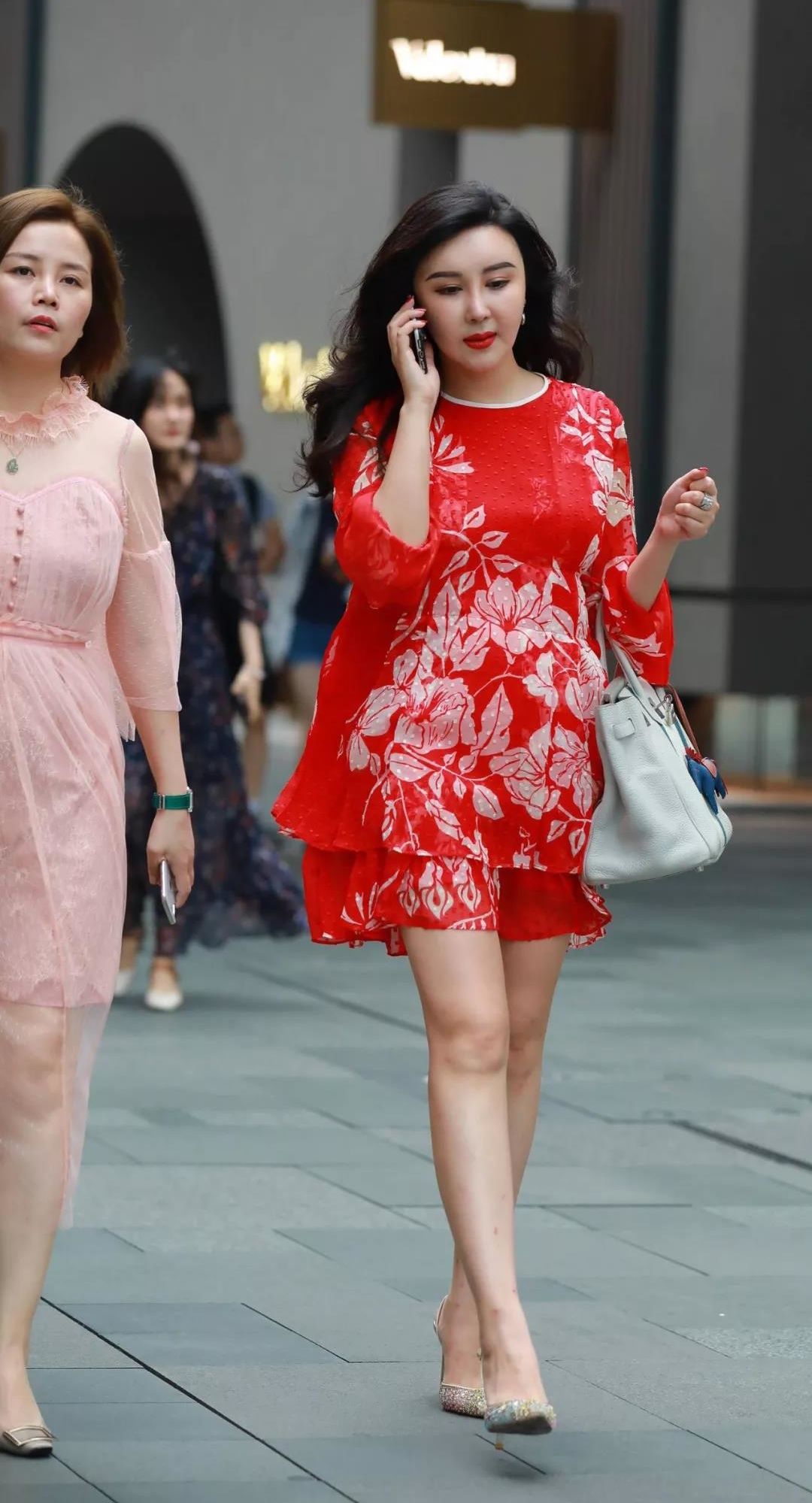 街拍路人，裙装这样穿搭更有气质，而且时尚又减龄