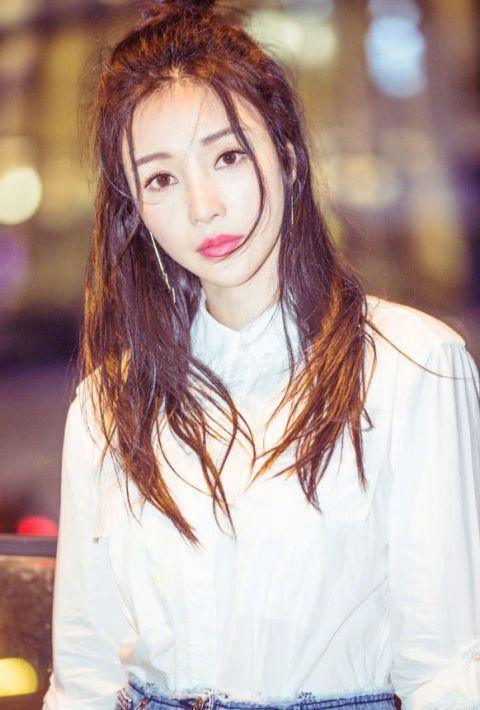 38岁柳岩换发型秒变18岁！被网友误以为是杨颖