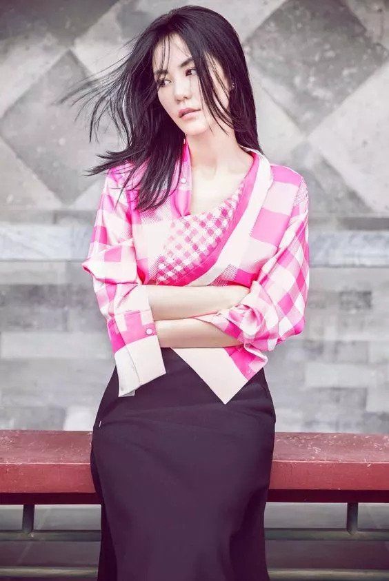 49岁王菲上综艺!红了这么多年还是气质精，时髦穿搭成范本