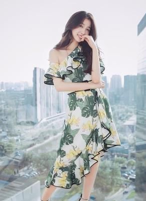  『纷纷』出门拍照，明星们纷纷穿上碎花裙了，你怎能没有呢？