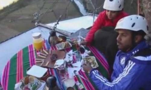 最刺激的酒店,透明玻璃挂在悬崖上高出地面120米,网友:我可不