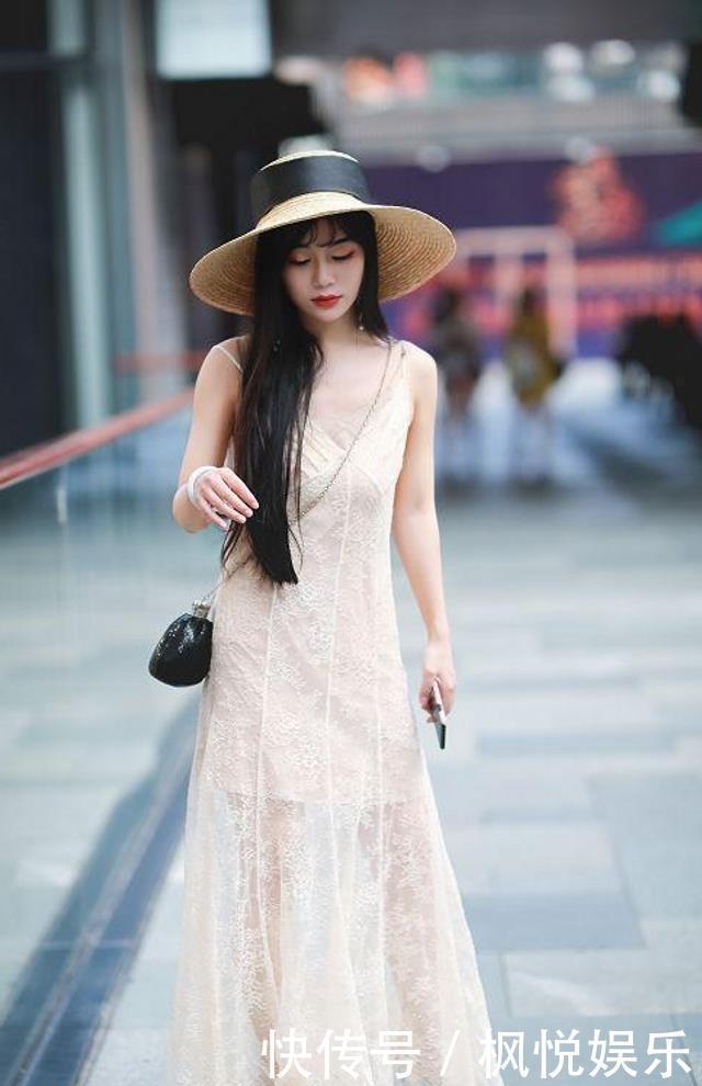女人|路人街拍:美女穿v领粉红色连衣裙,女人味十足